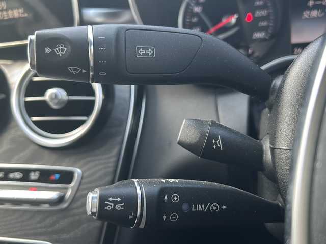 メルセデス・ベンツ Ｃ２００ アバンギャルド AMGライン 愛知県 2015(平27)年 7.4万km オブシディアンブラック /禁煙車//パノラマムーンルーフ//純正ナビ/フルセグTV//Bluetooth//バックカメラ/ETC//前後ドライブレコーダー//レーダーセーフティパッケージ//被害軽減ブレーキ付後方衝突警告システム//ブレーキアシストプラス//プリセーフブレーキ//アクティブレーンキーピングアシスト//アクティブブラインドスポットアシスト//ディストロニックプラス//チャイルドセーフティシートセンサー//ベーシックパッケージ//赤革シート/前席シートヒーター//アクティブパーキングアシスト//パークトロニック//前席メモリ付きパワーシート//パワートランクリッド//電子パーキング//パドルシフト//ダイナミックセレクト//ステアリングスイッチ//社外18インチアルミ//純正フロアマット//新車保証書/取扱説明書//車検R9年02月25日まで