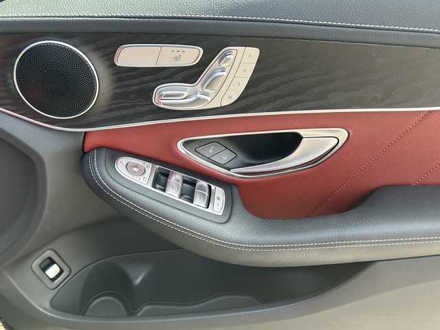 メルセデス・ベンツ Ｃ２００ アバンギャルド AMGライン 愛知県 2015(平27)年 7.4万km オブシディアンブラック /禁煙車//パノラマムーンルーフ//純正ナビ/フルセグTV//Bluetooth//バックカメラ/ETC//前後ドライブレコーダー//レーダーセーフティパッケージ//被害軽減ブレーキ付後方衝突警告システム//ブレーキアシストプラス//プリセーフブレーキ//アクティブレーンキーピングアシスト//アクティブブラインドスポットアシスト//ディストロニックプラス//チャイルドセーフティシートセンサー//ベーシックパッケージ//赤革シート/前席シートヒーター//アクティブパーキングアシスト//パークトロニック//前席メモリ付きパワーシート//パワートランクリッド//電子パーキング//パドルシフト//ダイナミックセレクト//ステアリングスイッチ//社外18インチアルミ//純正フロアマット//新車保証書/取扱説明書//車検R9年02月25日まで
