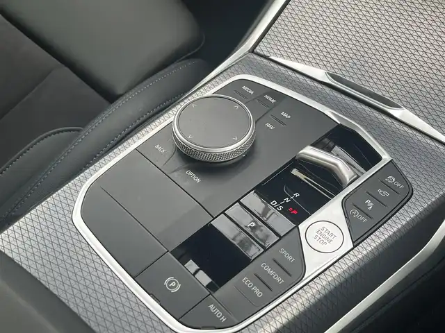 ＢＭＷ ＢＭＷ ３２０ｉ Mスポーツ 三重県 2024(令6)年 1.6万km アルピンホワイトⅢ ワンオーナー/パーキングアシストプラス/ドライビングアシストプロフェッショナル/アクティブクルーズコントロール/14.9インチナビゲーション/12.3インチマルチディスプレイメーター/HiFiスピーカーシステム/ワイヤレスチャージング/360度カメラ/アダプティブLEDヘッドランプ/パワーシート・シートヒーター/225/45R18.255/40R18タイヤ/パワートランク