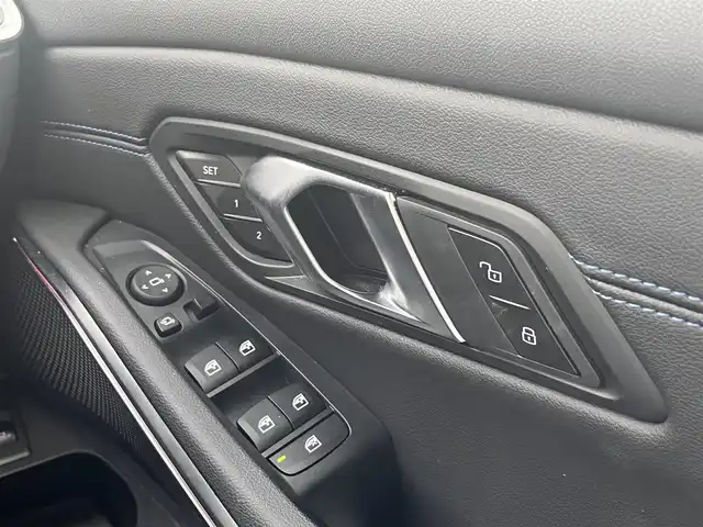 ＢＭＷ ＢＭＷ ３２０ｉ Mスポーツ 三重県 2024(令6)年 1.6万km アルピンホワイトⅢ ワンオーナー/パーキングアシストプラス/ドライビングアシストプロフェッショナル/アクティブクルーズコントロール/14.9インチナビゲーション/12.3インチマルチディスプレイメーター/HiFiスピーカーシステム/ワイヤレスチャージング/360度カメラ/アダプティブLEDヘッドランプ/パワーシート・シートヒーター/225/45R18.255/40R18タイヤ/パワートランク