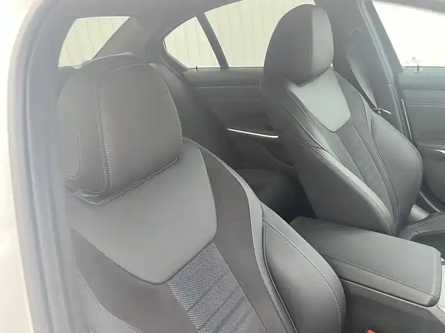 ＢＭＷ ＢＭＷ ３２０ｉ Mスポーツ 三重県 2024(令6)年 1.6万km アルピンホワイトⅢ ワンオーナー/パーキングアシストプラス/ドライビングアシストプロフェッショナル/アクティブクルーズコントロール/14.9インチナビゲーション/12.3インチマルチディスプレイメーター/HiFiスピーカーシステム/ワイヤレスチャージング/360度カメラ/アダプティブLEDヘッドランプ/パワーシート・シートヒーター/225/45R18.255/40R18タイヤ/パワートランク