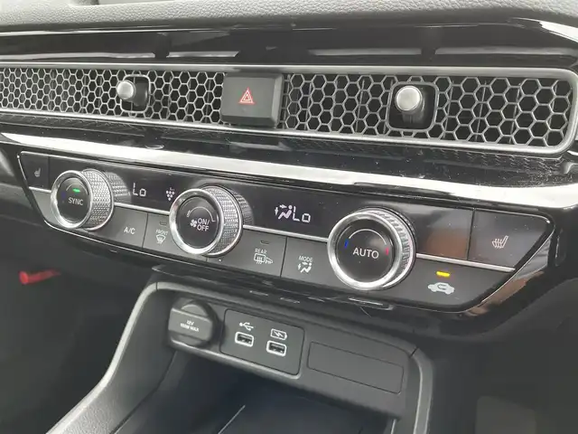 ホンダ シビック e:HEV 長崎県 2023(令5)年 2.9万km プレミアムクリスタルレッドM ワンオーナー/純正ナビ/BOSEサウンド/前後ドライブレコーダー/ハーフレザーシート/前席シートヒーター/前席パワーシート/ホンダセンシング/ブラインドスポットモニター/レーンキープアシスト/クリアランスソナー/パドルシフト/オートライト/LEDヘッドライト/ステアリングスイッチ/バックカメラ/レーダークルーズコントロール/置くだけ充電/リアゲートスポイラー