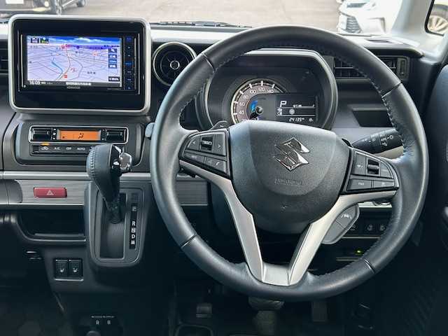 スズキ スペーシア ギア HYBRID XZターボ 静岡県 2022(令4)年 2.4万km デニムブルー ガンメタリック 2トーン 社外SDナビ/フルセグTV/Bluetooth接続/バックカメラ/アイドリングストップ/パドルシフト/両側パワースライドドア/前席シートヒーター/デュアルカメラブレーキサポート/レーダークルーズコントロール/横滑り防止装置/レーンキープアシスト/後部コーナーセンサー/ヘッドアップディスプレイ/オートライト/オートマティックハイビーム/純正14インチブラックアルミホイール/純正フロアマット/ビルトインETC/LEDヘッドライト/LEDフォグランプ