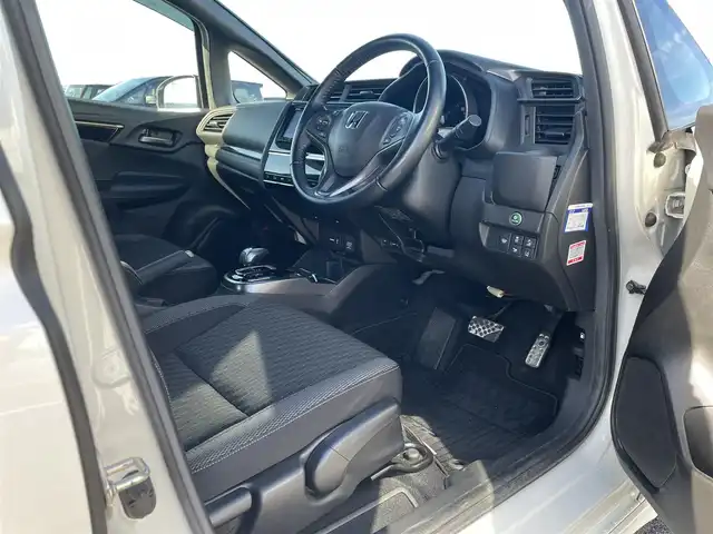 ホンダ フィット ハイブリット S ホンダセンシング 鳥取県 2018(平30)年 5.7万km プレミアムホワイトパールⅡ 純正ナビ／ＴＶ／ＤＶＤ／ＣＤ／ＢＴ/バックカメラ/ビルトインＥＴＣ/ドライブレコーダー/ホンダセンシング/レーダークルーズコントロール/レーンアシスト/パドルシフト/ＬＥＤヘットライト/フォグライト/純正エアロパーツ/リヤルーフスポイラー/純正１６インチアルミホイール/プッシュエンジンスタート/アイドリングストップ/フロアマット/ドアバイザー