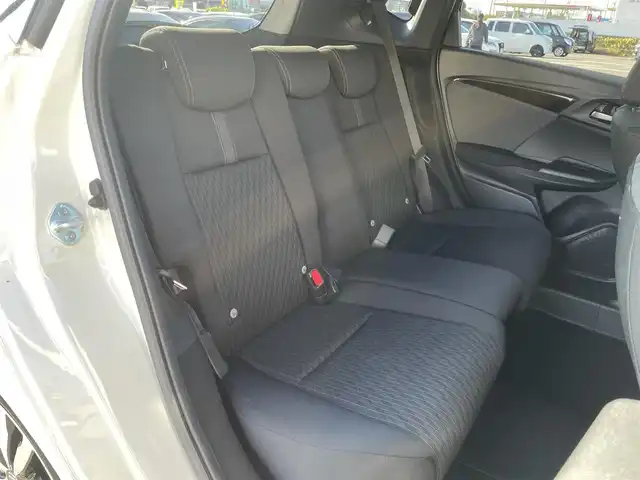 ホンダ フィット ハイブリット S ホンダセンシング 鳥取県 2018(平30)年 5.7万km プレミアムホワイトパールⅡ 純正ナビ／ＴＶ／ＤＶＤ／ＣＤ／ＢＴ/バックカメラ/ビルトインＥＴＣ/ドライブレコーダー/ホンダセンシング/レーダークルーズコントロール/レーンアシスト/パドルシフト/ＬＥＤヘットライト/フォグライト/純正エアロパーツ/リヤルーフスポイラー/純正１６インチアルミホイール/プッシュエンジンスタート/アイドリングストップ/フロアマット/ドアバイザー