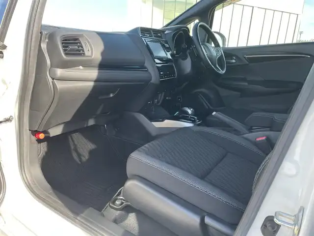 ホンダ フィット ハイブリット S ホンダセンシング 鳥取県 2018(平30)年 5.7万km プレミアムホワイトパールⅡ 純正ナビ／ＴＶ／ＤＶＤ／ＣＤ／ＢＴ/バックカメラ/ビルトインＥＴＣ/ドライブレコーダー/ホンダセンシング/レーダークルーズコントロール/レーンアシスト/パドルシフト/ＬＥＤヘットライト/フォグライト/純正エアロパーツ/リヤルーフスポイラー/純正１６インチアルミホイール/プッシュエンジンスタート/アイドリングストップ/フロアマット/ドアバイザー