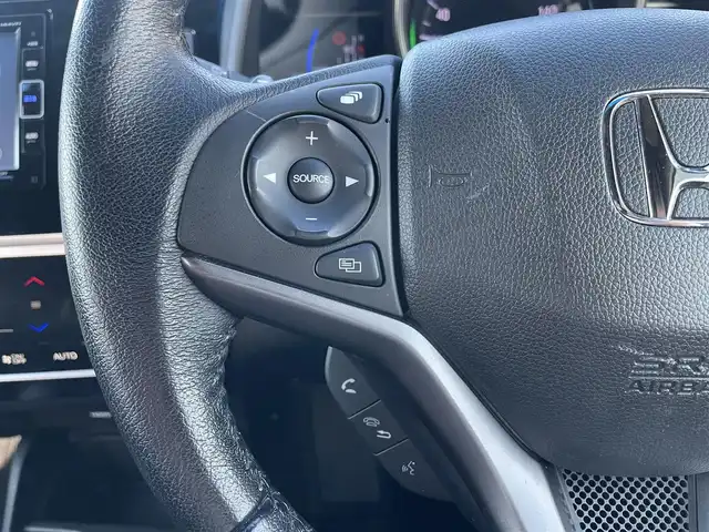 ホンダ フィット ハイブリット S ホンダセンシング 鳥取県 2018(平30)年 5.7万km プレミアムホワイトパールⅡ 純正ナビ／ＴＶ／ＤＶＤ／ＣＤ／ＢＴ/バックカメラ/ビルトインＥＴＣ/ドライブレコーダー/ホンダセンシング/レーダークルーズコントロール/レーンアシスト/パドルシフト/ＬＥＤヘットライト/フォグライト/純正エアロパーツ/リヤルーフスポイラー/純正１６インチアルミホイール/プッシュエンジンスタート/アイドリングストップ/フロアマット/ドアバイザー