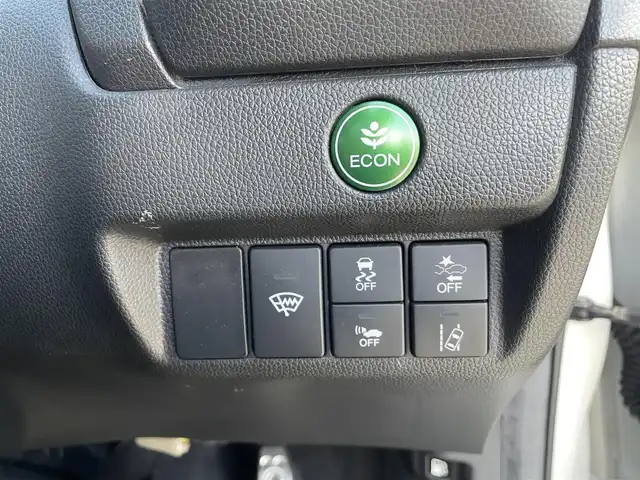 ホンダ フィット ハイブリット S ホンダセンシング 鳥取県 2018(平30)年 5.7万km プレミアムホワイトパールⅡ 純正ナビ／ＴＶ／ＤＶＤ／ＣＤ／ＢＴ/バックカメラ/ビルトインＥＴＣ/ドライブレコーダー/ホンダセンシング/レーダークルーズコントロール/レーンアシスト/パドルシフト/ＬＥＤヘットライト/フォグライト/純正エアロパーツ/リヤルーフスポイラー/純正１６インチアルミホイール/プッシュエンジンスタート/アイドリングストップ/フロアマット/ドアバイザー