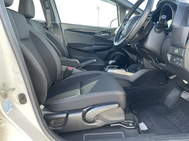 ホンダ フィット ハイブリット S ホンダセンシング 鳥取県 2018(平30)年 5.7万km プレミアムホワイトパールⅡ 純正ナビ／ＴＶ／ＤＶＤ／ＣＤ／ＢＴ/バックカメラ/ビルトインＥＴＣ/ドライブレコーダー/ホンダセンシング/レーダークルーズコントロール/レーンアシスト/パドルシフト/ＬＥＤヘットライト/フォグライト/純正エアロパーツ/リヤルーフスポイラー/純正１６インチアルミホイール/プッシュエンジンスタート/アイドリングストップ/フロアマット/ドアバイザー