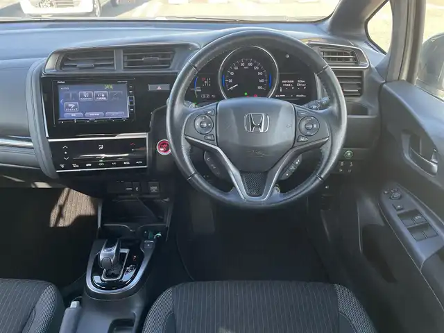 ホンダ フィット ハイブリット S ホンダセンシング 鳥取県 2018(平30)年 5.7万km プレミアムホワイトパールⅡ 純正ナビ／ＴＶ／ＤＶＤ／ＣＤ／ＢＴ/バックカメラ/ビルトインＥＴＣ/ドライブレコーダー/ホンダセンシング/レーダークルーズコントロール/レーンアシスト/パドルシフト/ＬＥＤヘットライト/フォグライト/純正エアロパーツ/リヤルーフスポイラー/純正１６インチアルミホイール/プッシュエンジンスタート/アイドリングストップ/フロアマット/ドアバイザー