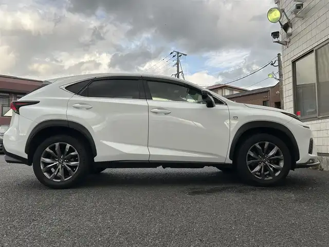 レクサス ＮＸ 300 Fスポーツ 福岡県 2018(平30)年 6万km ホワイトノーヴァガラスフレーク TRDエアロ（フロント）/ムーンルーフ/純正10.3インチHDDナビ/　(AM/FM/CD/DVD/Bluetooth/AUX/フルセグTV)/バックカメラ/レクサスセーフティーセンス/・プリクラッシュセーフティーセンス/・レーンディパーチャーアラート/・レーダークルーズコントロール（全車速追従機能付き）/・オートマチックハイビーム/・パーキングサポートアシスト/・ブラインドスポットモニター/・先行者発進アラーム/・横滑り防止装置/オートライト/黒/赤レザーシート/NEXTEC前後方トライブレコーダー【NX-DRW22】/パワーバックドア/ステアリングヒーター/シートヒーター（運転席＋助手席）/シートベンチレーター（運転席＋助手席）/シートメモリー/純正18インチアルミホイール/アクティブサウンドコントロール/ヘッドライトウォッシャーノズル/ビルトインETC2.0/プッシュスタート/パドルシフト/nanoe付エアコン/クリアランスソナー/コーナーセンサー/盗難防止装置/USBポート×2/カードキー×1/スペアキー×1/保証書/取扱説明書/ナビ取扱説明書
