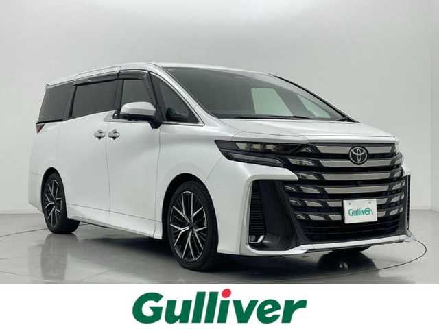 トヨタ ヴェルファイア ハイブリット エグゼクティブ ラウンジ 熊本県 2024(令6)年 7万km プラチナホワイトパールマイカ ワンオーナー　/禁煙車　/ユニバーサルステップ　/左右独立ムーンルーフ　/純正14インチディスプレイオーディオ（ApplCarPlay・AndroidAuto・BT・フルセグ・CD・DVD・USB・HDMI）/全方位ドライブレコーダー　/全周囲カメラ　/ビルトインＥＴＣ２．０　/両側パワースライドドア　/純正１４インチ後席フリップダウンモニター/パワーバックドア/トヨタセーフティーセンス/・プリクラッシュセーフティ/・フロントクロストラフィックアラート/・レーンチェンジアシスト/・レーントレーシングアシスト/・レーンディパーチャーアラート/・レーダークルーズコントロール/・プロアクティブドライビングアシスト/・ドライバー異常対応システム/・発進遅れ告知機能/・ブラインドスポットモニター/横滑り防止/アイドリングストップ/全席シートヒーター/全席エアーシート/前席パワーシート/メモリシート/nanoeX/前後クリアランスソナー/JBLサウンド/オットマン/置くだけ充電/オートライト/三眼LEDヘッドライト/フォグランプ/スマートキー/スペアキー1本/保証書/取扱説明書