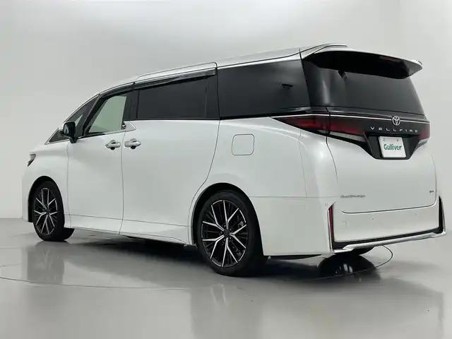 トヨタ ヴェルファイア ハイブリット エグゼクティブ ラウンジ 熊本県 2024(令6)年 7万km プラチナホワイトパールマイカ ワンオーナー　/禁煙車　/ユニバーサルステップ　/左右独立ムーンルーフ　/純正14インチディスプレイオーディオ（ApplCarPlay・AndroidAuto・BT・フルセグ・CD・DVD・USB・HDMI）/全方位ドライブレコーダー　/全周囲カメラ　/ビルトインＥＴＣ２．０　/両側パワースライドドア　/純正１４インチ後席フリップダウンモニター/パワーバックドア/トヨタセーフティーセンス/・プリクラッシュセーフティ/・フロントクロストラフィックアラート/・レーンチェンジアシスト/・レーントレーシングアシスト/・レーンディパーチャーアラート/・レーダークルーズコントロール/・プロアクティブドライビングアシスト/・ドライバー異常対応システム/・発進遅れ告知機能/・ブラインドスポットモニター/横滑り防止/アイドリングストップ/全席シートヒーター/全席エアーシート/前席パワーシート/メモリシート/nanoeX/前後クリアランスソナー/JBLサウンド/オットマン/置くだけ充電/オートライト/三眼LEDヘッドライト/フォグランプ/スマートキー/スペアキー1本/保証書/取扱説明書