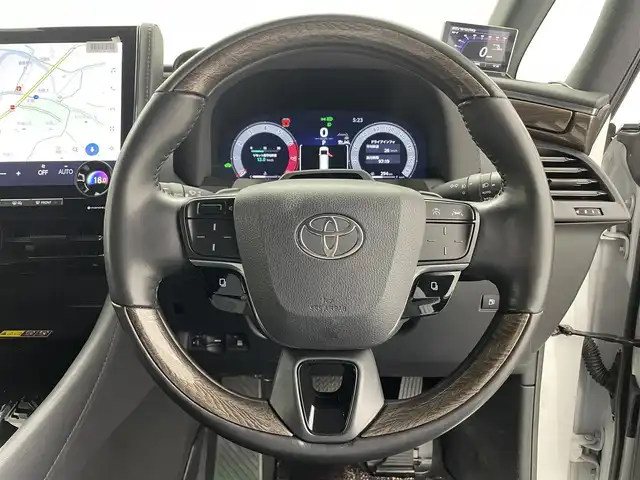 トヨタ ヴェルファイア ハイブリット エグゼクティブ ラウンジ 熊本県 2024(令6)年 7万km プラチナホワイトパールマイカ ワンオーナー　/禁煙車　/ユニバーサルステップ　/左右独立ムーンルーフ　/純正14インチディスプレイオーディオ（ApplCarPlay・AndroidAuto・BT・フルセグ・CD・DVD・USB・HDMI）/全方位ドライブレコーダー　/全周囲カメラ　/ビルトインＥＴＣ２．０　/両側パワースライドドア　/純正１４インチ後席フリップダウンモニター/パワーバックドア/トヨタセーフティーセンス/・プリクラッシュセーフティ/・フロントクロストラフィックアラート/・レーンチェンジアシスト/・レーントレーシングアシスト/・レーンディパーチャーアラート/・レーダークルーズコントロール/・プロアクティブドライビングアシスト/・ドライバー異常対応システム/・発進遅れ告知機能/・ブラインドスポットモニター/横滑り防止/アイドリングストップ/全席シートヒーター/全席エアーシート/前席パワーシート/メモリシート/nanoeX/前後クリアランスソナー/JBLサウンド/オットマン/置くだけ充電/オートライト/三眼LEDヘッドライト/フォグランプ/スマートキー/スペアキー1本/保証書/取扱説明書