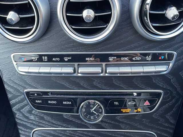 メルセデス・ベンツ Ｃ２２０ｄ ローレウスエディション 愛知県 2018(平30)年 7.9万km イリジウムシルバー /特別仕様車【ローレウスエディション】//純正ナビ（ＣＤ・ＤＶＤ・フルセグ・ＵＳＢ）//バックカメラ//ビルトインＥＴＣ２．０//レーダークルーズコントロール//前後クリアランスソナー//前席シートヒーター//前席パワーシート//衝突軽減ブレーキ//レーンキープアシスト//ブラインドスポットモニター//アイドリングストップ//ステアリングパイロット//アテンションアシスト//アクティブブレーキアシスト//電動テレスコ＆チルト機能ステアリング//純正フロアマット//オートライト//LEDインテリジェントライトシステム//スマートキー//スペアキー1本//保証書・取説