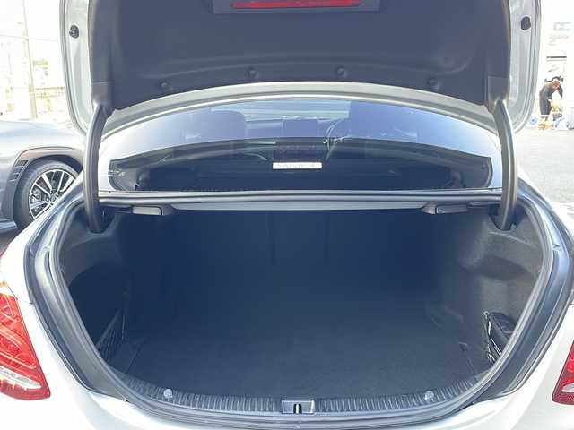 メルセデス・ベンツ Ｃ２２０ｄ ローレウスエディション 愛知県 2018(平30)年 7.9万km イリジウムシルバー /禁煙車//特別仕様車【ローレウスエディション】//純正ナビ（ＣＤ・ＤＶＤ・フルセグ・ＵＳＢ）//バックカメラ//ビルトインＥＴＣ２．０//レーダークルーズコントロール//前後クリアランスソナー//前席シートヒーター//前席パワーシート//衝突軽減ブレーキ//レーンキープアシスト//ブラインドスポットモニター//アイドリングストップ//ステアリングパイロット//アテンションアシスト//アクティブブレーキアシスト//電動テレスコ＆チルト機能ステアリング//純正フロアマット//オートライト//LEDインテリジェントライトシステム//スマートキー//スペアキー1本//保証書・取説