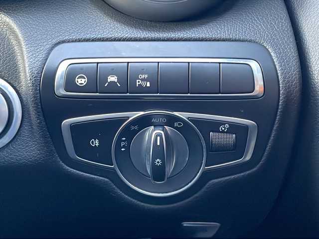 メルセデス・ベンツ Ｃ２２０ｄ ローレウスエディション 愛知県 2018(平30)年 7.9万km イリジウムシルバー /禁煙車//特別仕様車【ローレウスエディション】//純正ナビ（ＣＤ・ＤＶＤ・フルセグ・ＵＳＢ）//バックカメラ//ビルトインＥＴＣ２．０//レーダークルーズコントロール//前後クリアランスソナー//前席シートヒーター//前席パワーシート//衝突軽減ブレーキ//レーンキープアシスト//ブラインドスポットモニター//アイドリングストップ//ステアリングパイロット//アテンションアシスト//アクティブブレーキアシスト//電動テレスコ＆チルト機能ステアリング//純正フロアマット//オートライト//LEDインテリジェントライトシステム//スマートキー//スペアキー1本//保証書・取説