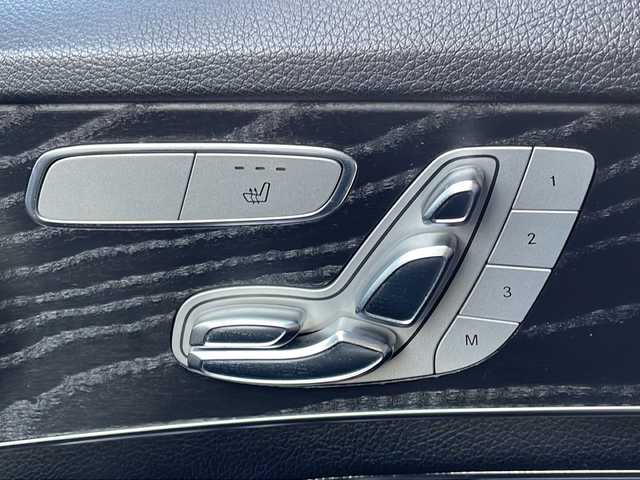 メルセデス・ベンツ Ｃ２２０ｄ ローレウスエディション 愛知県 2018(平30)年 7.9万km イリジウムシルバー /禁煙車//特別仕様車【ローレウスエディション】//純正ナビ（ＣＤ・ＤＶＤ・フルセグ・ＵＳＢ）//バックカメラ//ビルトインＥＴＣ２．０//レーダークルーズコントロール//前後クリアランスソナー//前席シートヒーター//前席パワーシート//衝突軽減ブレーキ//レーンキープアシスト//ブラインドスポットモニター//アイドリングストップ//ステアリングパイロット//アテンションアシスト//アクティブブレーキアシスト//電動テレスコ＆チルト機能ステアリング//純正フロアマット//オートライト//LEDインテリジェントライトシステム//スマートキー//スペアキー1本//保証書・取説