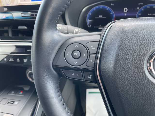 トヨタ ハリアー Z レザーパッケージ 大阪府 2023(令5)年 2万km プラチナホワイトパールマイカ JBLプレミアムサラウンド/純正ディスプレイオーディオ/ナビ機能付き/パノラビックビューモニター/インテリジェントミラー/ビルトインETC2.0/パワーバックドア/ヘッドアップディスプレイ/クリアランスソナー/前席パワーシート/エアシート/シートヒーター/黒革シート/レーダークルーズコントロール/革巻きステアリング/ステアリングリモコン/フロアマット/保証書/取扱説明書/スペアスマートキー１本