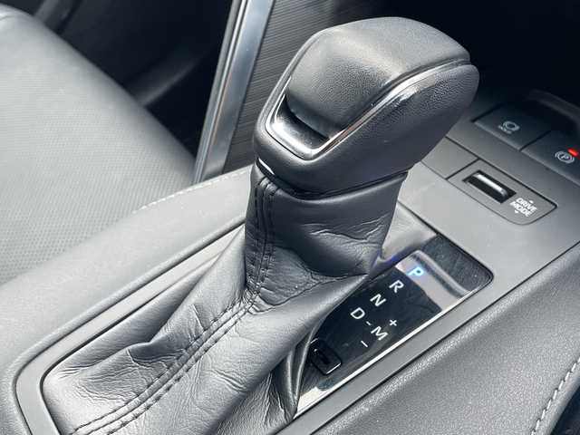 トヨタ ハリアー Z レザーパッケージ 大阪府 2023(令5)年 2万km プラチナホワイトパールマイカ JBLプレミアムサラウンド/純正ディスプレイオーディオ/ナビ機能付き/パノラビックビューモニター/インテリジェントミラー/ビルトインETC2.0/パワーバックドア/ヘッドアップディスプレイ/クリアランスソナー/前席パワーシート/エアシート/シートヒーター/黒革シート/レーダークルーズコントロール/革巻きステアリング/ステアリングリモコン/フロアマット/保証書/取扱説明書/スペアスマートキー１本