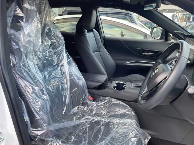 トヨタ ハリアー Z レザーパッケージ 大阪府 2023(令5)年 2万km プラチナホワイトパールマイカ JBLプレミアムサラウンド/純正ディスプレイオーディオ/ナビ機能付き/パノラビックビューモニター/インテリジェントミラー/ビルトインETC2.0/パワーバックドア/ヘッドアップディスプレイ/クリアランスソナー/前席パワーシート/エアシート/シートヒーター/黒革シート/レーダークルーズコントロール/革巻きステアリング/ステアリングリモコン/フロアマット/保証書/取扱説明書/スペアスマートキー１本