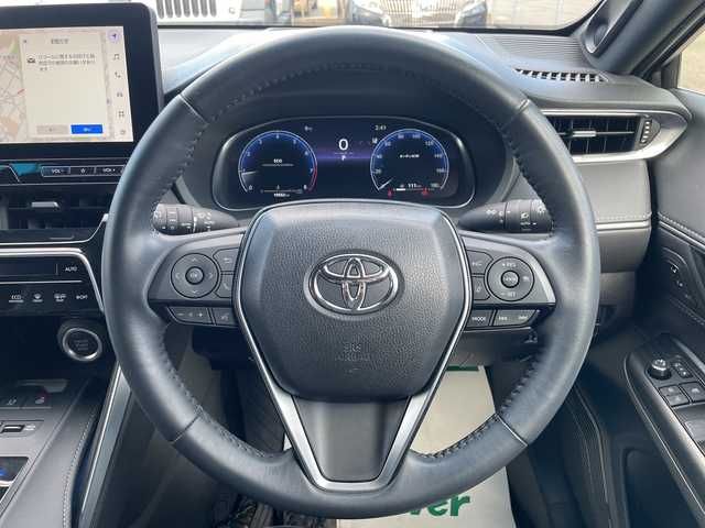 トヨタ ハリアー Z レザーパッケージ 大阪府 2023(令5)年 2万km プラチナホワイトパールマイカ JBLプレミアムサラウンド/純正ディスプレイオーディオ/ナビ機能付き/パノラビックビューモニター/インテリジェントミラー/ビルトインETC2.0/パワーバックドア/ヘッドアップディスプレイ/クリアランスソナー/前席パワーシート/エアシート/シートヒーター/黒革シート/レーダークルーズコントロール/革巻きステアリング/ステアリングリモコン/フロアマット/保証書/取扱説明書/スペアスマートキー１本