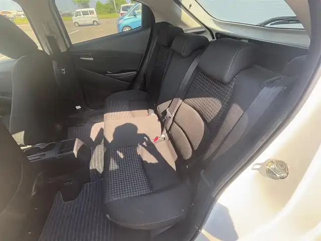 マツダ デミオ 13S 徳島県 2017(平29)年 8.6万km アークティックホワイト 純正メモリナビ/　AM/FM/BT/SD/DISC/USB/ワンセグ/iPod/ドライブレコーダー　ZDR 043/ETC/バックカメラ/アイドリングストップ/ブラインドスポットモニター/社外フロアマット/SPORT MODE/スペアキー/スマートキー/プッシュスタート/GPSレーザー探知機　ZERO　701V/取扱説明書/新車時保証書