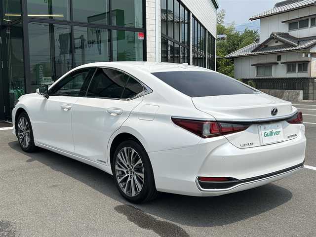 レクサス ＥＳ 300h 愛媛県 2019(令1)年 5.8万km ソニッククォーツ 純正ナビ(CD/DVD/Bluetooth)/ETC2.0/サンルーフ/バックカメラ/レーダークルーズコントロール/ハイブリッド車/パワーシート/シートメモリー/ステアリングヒーター/レザーシート/シートヒーター/エアシート/前後コーナーセンサー/レーンキープアシスト/横滑り防止装置/盗難防止装置/カーテンエアバッグ/LEDヘッドライト/オートマチックハイビーム/オートライト/USB入力端子/純正フロアマット/純正18インチアルミホイール/スマートキー/ABS