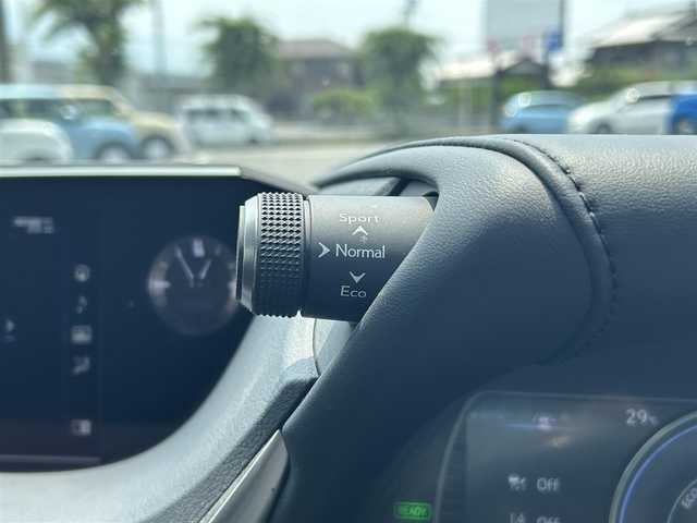 レクサス ＥＳ 300h 愛媛県 2019(令1)年 5.8万km ソニッククォーツ 純正ナビ(CD/DVD/Bluetooth)/ETC2.0/サンルーフ/バックカメラ/レーダークルーズコントロール/ハイブリッド車/パワーシート/シートメモリー/ステアリングヒーター/レザーシート/シートヒーター/エアシート/前後コーナーセンサー/レーンキープアシスト/横滑り防止装置/盗難防止装置/カーテンエアバッグ/LEDヘッドライト/オートマチックハイビーム/オートライト/USB入力端子/純正フロアマット/純正18インチアルミホイール/スマートキー/ABS