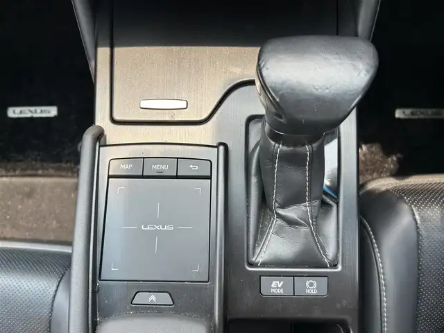 レクサス ＥＳ 300h 愛媛県 2019(令1)年 5.8万km ソニッククォーツ 純正ナビ(CD/DVD/Bluetooth)/ETC2.0/サンルーフ/バックカメラ/レーダークルーズコントロール/ハイブリッド車/パワーシート/シートメモリー/ステアリングヒーター/レザーシート/シートヒーター/エアシート/前後コーナーセンサー/レーンキープアシスト/横滑り防止装置/盗難防止装置/カーテンエアバッグ/LEDヘッドライト/オートマチックハイビーム/オートライト/USB入力端子/純正フロアマット/純正18インチアルミホイール/スマートキー/ABS
