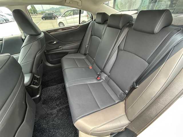 レクサス ＥＳ 300h 愛媛県 2019(令1)年 5.8万km ソニッククォーツ 純正ナビ(CD/DVD/Bluetooth)/ETC2.0/サンルーフ/バックカメラ/レーダークルーズコントロール/ハイブリッド車/パワーシート/シートメモリー/ステアリングヒーター/レザーシート/シートヒーター/エアシート/前後コーナーセンサー/レーンキープアシスト/横滑り防止装置/盗難防止装置/カーテンエアバッグ/LEDヘッドライト/オートマチックハイビーム/オートライト/USB入力端子/純正フロアマット/純正18インチアルミホイール/スマートキー/ABS