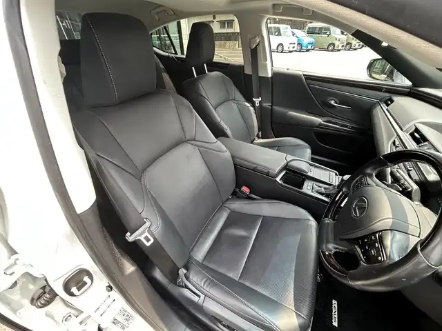 レクサス ＥＳ 300h 愛媛県 2019(令1)年 5.8万km ソニッククォーツ 純正ナビ(CD/DVD/Bluetooth)/ETC2.0/サンルーフ/バックカメラ/レーダークルーズコントロール/ハイブリッド車/パワーシート/シートメモリー/ステアリングヒーター/レザーシート/シートヒーター/エアシート/前後コーナーセンサー/レーンキープアシスト/横滑り防止装置/盗難防止装置/カーテンエアバッグ/LEDヘッドライト/オートマチックハイビーム/オートライト/USB入力端子/純正フロアマット/純正18インチアルミホイール/スマートキー/ABS