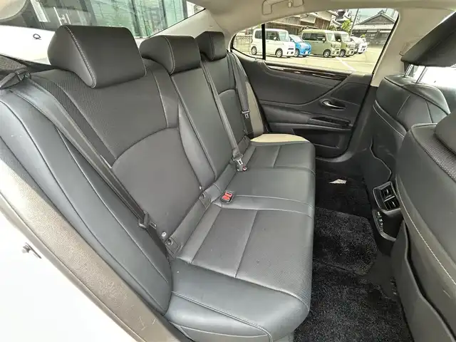レクサス ＥＳ 300h 愛媛県 2019(令1)年 5.8万km ソニッククォーツ 純正ナビ(CD/DVD/Bluetooth)/ETC2.0/サンルーフ/バックカメラ/レーダークルーズコントロール/ハイブリッド車/パワーシート/シートメモリー/ステアリングヒーター/レザーシート/シートヒーター/エアシート/前後コーナーセンサー/レーンキープアシスト/横滑り防止装置/盗難防止装置/カーテンエアバッグ/LEDヘッドライト/オートマチックハイビーム/オートライト/USB入力端子/純正フロアマット/純正18インチアルミホイール/スマートキー/ABS