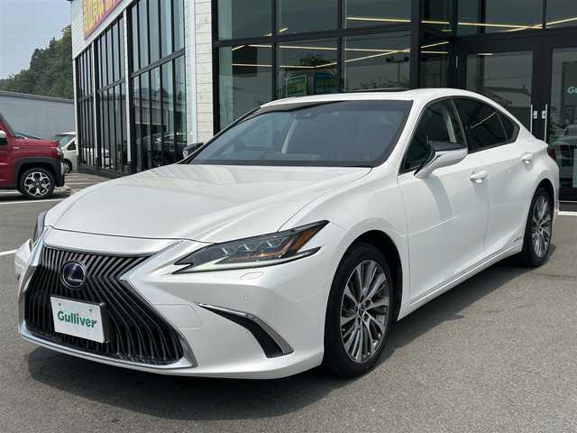 レクサス ＥＳ 300h 愛媛県 2019(令1)年 5.8万km ソニッククォーツ 純正ナビ(CD/DVD/Bluetooth)/ETC2.0/サンルーフ/バックカメラ/レーダークルーズコントロール/ハイブリッド車/パワーシート/シートメモリー/ステアリングヒーター/レザーシート/シートヒーター/エアシート/前後コーナーセンサー/レーンキープアシスト/横滑り防止装置/盗難防止装置/カーテンエアバッグ/LEDヘッドライト/オートマチックハイビーム/オートライト/USB入力端子/純正フロアマット/純正18インチアルミホイール/スマートキー/ABS