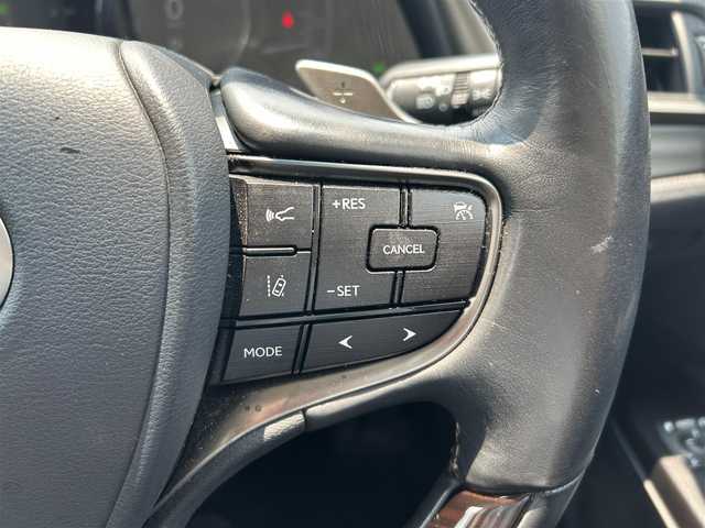 レクサス ＥＳ 300h 愛媛県 2019(令1)年 5.8万km ソニッククォーツ 純正ナビ(CD/DVD/Bluetooth)/ETC2.0/サンルーフ/バックカメラ/レーダークルーズコントロール/ハイブリッド車/パワーシート/シートメモリー/ステアリングヒーター/レザーシート/シートヒーター/エアシート/前後コーナーセンサー/レーンキープアシスト/横滑り防止装置/盗難防止装置/カーテンエアバッグ/LEDヘッドライト/オートマチックハイビーム/オートライト/USB入力端子/純正フロアマット/純正18インチアルミホイール/スマートキー/ABS
