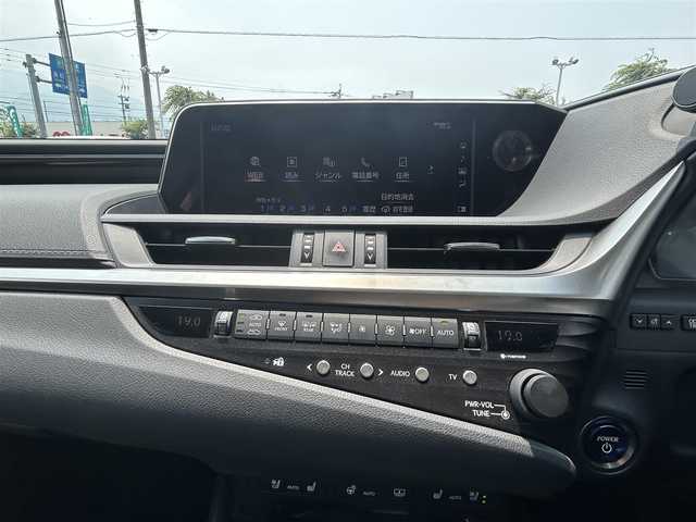 レクサス ＥＳ 300h 愛媛県 2019(令1)年 5.8万km ソニッククォーツ 純正ナビ(CD/DVD/Bluetooth)/ETC2.0/サンルーフ/バックカメラ/レーダークルーズコントロール/ハイブリッド車/パワーシート/シートメモリー/ステアリングヒーター/レザーシート/シートヒーター/エアシート/前後コーナーセンサー/レーンキープアシスト/横滑り防止装置/盗難防止装置/カーテンエアバッグ/LEDヘッドライト/オートマチックハイビーム/オートライト/USB入力端子/純正フロアマット/純正18インチアルミホイール/スマートキー/ABS