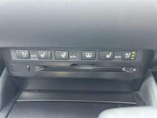 レクサス ＥＳ 300h 愛媛県 2019(令1)年 5.8万km ソニッククォーツ 純正ナビ(CD/DVD/Bluetooth)/ETC2.0/サンルーフ/バックカメラ/レーダークルーズコントロール/ハイブリッド車/パワーシート/シートメモリー/ステアリングヒーター/レザーシート/シートヒーター/エアシート/前後コーナーセンサー/レーンキープアシスト/横滑り防止装置/盗難防止装置/カーテンエアバッグ/LEDヘッドライト/オートマチックハイビーム/オートライト/USB入力端子/純正フロアマット/純正18インチアルミホイール/スマートキー/ABS