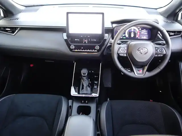 トヨタ カローラ クロス GRスポーツ 静岡県 2025(令7)年 0.1万km プラチナホワイトパールマイカ 《カローラクロス　GRスポーツ》/ワンオーナー／禁煙車/走行距離1千キロ/車検R10年9月3日/225/45/R19ブラック塗装アルミホイル/ブラインドスポットモニター/安心降車アシスト/パーキングサポートブレーキ/トヨタチームメイト/セーフティセンス/　・プリクラッシュセーフティ/　・レーントレーシングアシスト/　・レーンディパーチャーアラート/　・レーダークルーズコントロール/　・オートマチックハイビーム/　・ロードサインアシスト/　・ドライバー異常時対応システム/　・プロアクティブドライビングアシスト/　・発進遅れ告知機能/コネクティッドナビ対応10.5インチディスプレイオーディオプラス/全方位モニター/録画機能付きドライブレコーダー/ETC2.0/12.3インチフル液晶/前席シートヒーター/アームレスト/アルミペダル/LEDヘッドライト／シーケンシャルランプ/純正フロアマット/取扱説明書／保証書