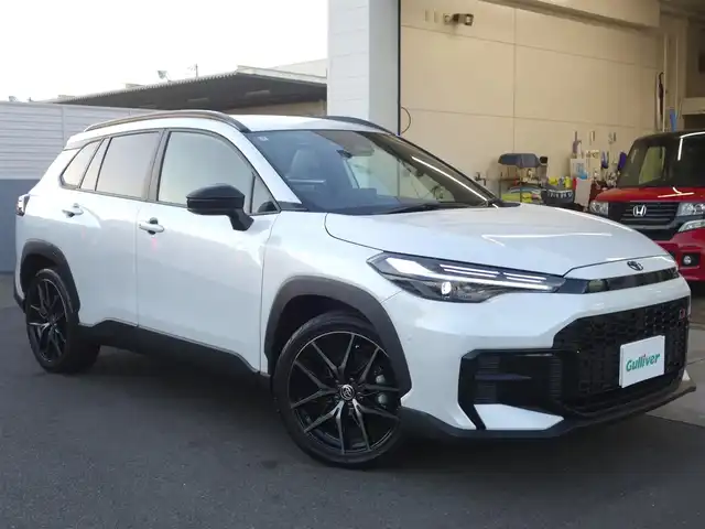 トヨタ カローラ クロス GRスポーツ 静岡県 2025(令7)年 0.1万km プラチナホワイトパールマイカ 《カローラクロス　GRスポーツ》/ワンオーナー／禁煙車/走行距離1千キロ/車検R10年9月3日/225/45/R19ブラック塗装アルミホイル/ブラインドスポットモニター/安心降車アシスト/パーキングサポートブレーキ/トヨタチームメイト/セーフティセンス/　・プリクラッシュセーフティ/　・レーントレーシングアシスト/　・レーンディパーチャーアラート/　・レーダークルーズコントロール/　・オートマチックハイビーム/　・ロードサインアシスト/　・ドライバー異常時対応システム/　・プロアクティブドライビングアシスト/　・発進遅れ告知機能/コネクティッドナビ対応10.5インチディスプレイオーディオプラス/全方位モニター/録画機能付きドライブレコーダー/ETC2.0/12.3インチフル液晶/前席シートヒーター/アームレスト/アルミペダル/LEDヘッドライト／シーケンシャルランプ/純正フロアマット/取扱説明書／保証書