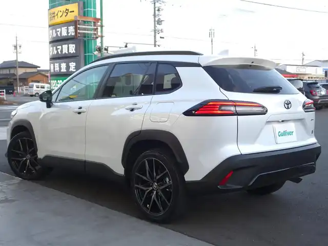トヨタ カローラ クロス GRスポーツ 静岡県 2025(令7)年 0.1万km プラチナホワイトパールマイカ 《カローラクロス　GRスポーツ》/ワンオーナー／禁煙車/走行距離1千キロ/車検R10年9月3日/225/45/R19ブラック塗装アルミホイル/ブラインドスポットモニター/安心降車アシスト/パーキングサポートブレーキ/トヨタチームメイト/セーフティセンス/　・プリクラッシュセーフティ/　・レーントレーシングアシスト/　・レーンディパーチャーアラート/　・レーダークルーズコントロール/　・オートマチックハイビーム/　・ロードサインアシスト/　・ドライバー異常時対応システム/　・プロアクティブドライビングアシスト/　・発進遅れ告知機能/コネクティッドナビ対応10.5インチディスプレイオーディオプラス/全方位モニター/録画機能付きドライブレコーダー/ETC2.0/12.3インチフル液晶/前席シートヒーター/アームレスト/アルミペダル/LEDヘッドライト／シーケンシャルランプ/純正フロアマット/取扱説明書／保証書