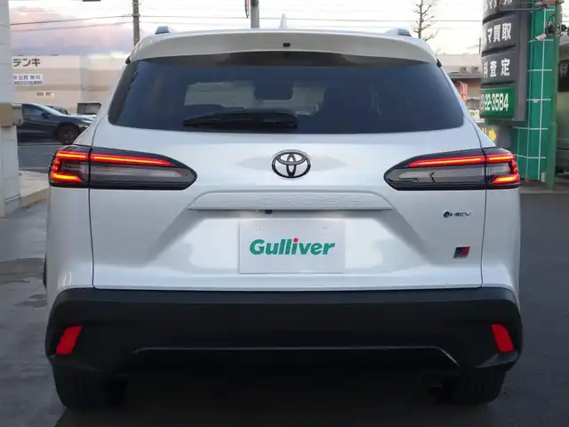 トヨタ カローラ クロス GRスポーツ 静岡県 2025(令7)年 0.1万km プラチナホワイトパールマイカ 《カローラクロス　GRスポーツ》/ワンオーナー／禁煙車/走行距離1千キロ/車検R10年9月3日/225/45/R19ブラック塗装アルミホイル/ブラインドスポットモニター/安心降車アシスト/パーキングサポートブレーキ/トヨタチームメイト/セーフティセンス/　・プリクラッシュセーフティ/　・レーントレーシングアシスト/　・レーンディパーチャーアラート/　・レーダークルーズコントロール/　・オートマチックハイビーム/　・ロードサインアシスト/　・ドライバー異常時対応システム/　・プロアクティブドライビングアシスト/　・発進遅れ告知機能/コネクティッドナビ対応10.5インチディスプレイオーディオプラス/全方位モニター/録画機能付きドライブレコーダー/ETC2.0/12.3インチフル液晶/前席シートヒーター/アームレスト/アルミペダル/LEDヘッドライト／シーケンシャルランプ/純正フロアマット/取扱説明書／保証書