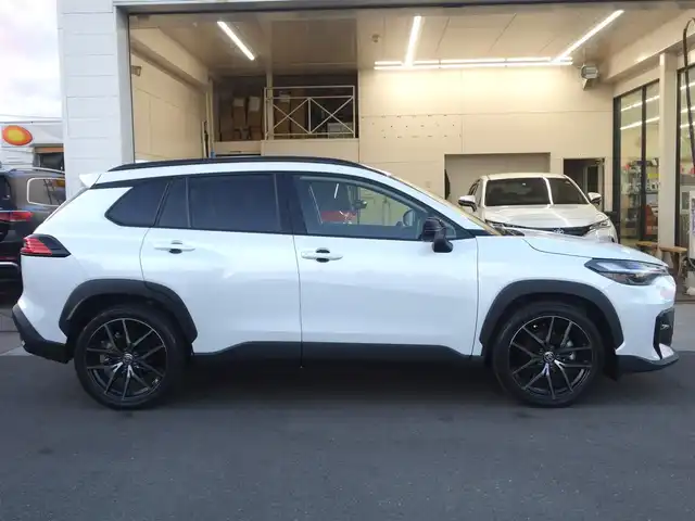 トヨタ カローラ クロス GRスポーツ 静岡県 2025(令7)年 0.1万km プラチナホワイトパールマイカ 《カローラクロス　GRスポーツ》/ワンオーナー／禁煙車/走行距離1千キロ/車検R10年9月3日/225/45/R19ブラック塗装アルミホイル/ブラインドスポットモニター/安心降車アシスト/パーキングサポートブレーキ/トヨタチームメイト/セーフティセンス/　・プリクラッシュセーフティ/　・レーントレーシングアシスト/　・レーンディパーチャーアラート/　・レーダークルーズコントロール/　・オートマチックハイビーム/　・ロードサインアシスト/　・ドライバー異常時対応システム/　・プロアクティブドライビングアシスト/　・発進遅れ告知機能/コネクティッドナビ対応10.5インチディスプレイオーディオプラス/全方位モニター/録画機能付きドライブレコーダー/ETC2.0/12.3インチフル液晶/前席シートヒーター/アームレスト/アルミペダル/LEDヘッドライト／シーケンシャルランプ/純正フロアマット/取扱説明書／保証書