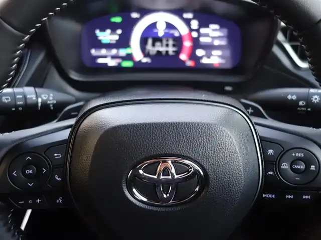 トヨタ カローラ クロス GRスポーツ 静岡県 2025(令7)年 0.1万km プラチナホワイトパールマイカ 《カローラクロス　GRスポーツ》/ワンオーナー／禁煙車/走行距離1千キロ/車検R10年9月3日/225/45/R19ブラック塗装アルミホイル/ブラインドスポットモニター/安心降車アシスト/パーキングサポートブレーキ/トヨタチームメイト/セーフティセンス/　・プリクラッシュセーフティ/　・レーントレーシングアシスト/　・レーンディパーチャーアラート/　・レーダークルーズコントロール/　・オートマチックハイビーム/　・ロードサインアシスト/　・ドライバー異常時対応システム/　・プロアクティブドライビングアシスト/　・発進遅れ告知機能/コネクティッドナビ対応10.5インチディスプレイオーディオプラス/全方位モニター/録画機能付きドライブレコーダー/ETC2.0/12.3インチフル液晶/前席シートヒーター/アームレスト/アルミペダル/LEDヘッドライト／シーケンシャルランプ/純正フロアマット/取扱説明書／保証書