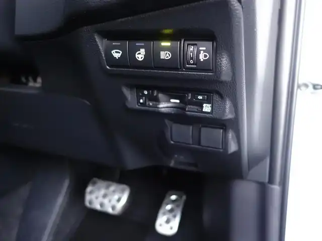 トヨタ カローラ クロス GRスポーツ 静岡県 2025(令7)年 0.1万km プラチナホワイトパールマイカ 《カローラクロス　GRスポーツ》/ワンオーナー／禁煙車/走行距離1千キロ/車検R10年9月3日/225/45/R19ブラック塗装アルミホイル/ブラインドスポットモニター/安心降車アシスト/パーキングサポートブレーキ/トヨタチームメイト/セーフティセンス/　・プリクラッシュセーフティ/　・レーントレーシングアシスト/　・レーンディパーチャーアラート/　・レーダークルーズコントロール/　・オートマチックハイビーム/　・ロードサインアシスト/　・ドライバー異常時対応システム/　・プロアクティブドライビングアシスト/　・発進遅れ告知機能/コネクティッドナビ対応10.5インチディスプレイオーディオプラス/全方位モニター/録画機能付きドライブレコーダー/ETC2.0/12.3インチフル液晶/前席シートヒーター/アームレスト/アルミペダル/LEDヘッドライト／シーケンシャルランプ/純正フロアマット/取扱説明書／保証書