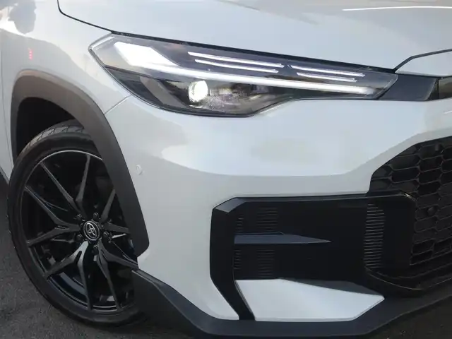 トヨタ カローラ クロス GRスポーツ 静岡県 2025(令7)年 0.1万km プラチナホワイトパールマイカ 《カローラクロス　GRスポーツ》/ワンオーナー／禁煙車/走行距離1千キロ/車検R10年9月3日/225/45/R19ブラック塗装アルミホイル/ブラインドスポットモニター/安心降車アシスト/パーキングサポートブレーキ/トヨタチームメイト/セーフティセンス/　・プリクラッシュセーフティ/　・レーントレーシングアシスト/　・レーンディパーチャーアラート/　・レーダークルーズコントロール/　・オートマチックハイビーム/　・ロードサインアシスト/　・ドライバー異常時対応システム/　・プロアクティブドライビングアシスト/　・発進遅れ告知機能/コネクティッドナビ対応10.5インチディスプレイオーディオプラス/全方位モニター/録画機能付きドライブレコーダー/ETC2.0/12.3インチフル液晶/前席シートヒーター/アームレスト/アルミペダル/LEDヘッドライト／シーケンシャルランプ/純正フロアマット/取扱説明書／保証書