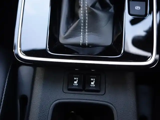 トヨタ カローラ クロス GRスポーツ 静岡県 2025(令7)年 0.1万km プラチナホワイトパールマイカ 《カローラクロス　GRスポーツ》/ワンオーナー／禁煙車/走行距離1千キロ/車検R10年9月3日/225/45/R19ブラック塗装アルミホイル/ブラインドスポットモニター/安心降車アシスト/パーキングサポートブレーキ/トヨタチームメイト/セーフティセンス/　・プリクラッシュセーフティ/　・レーントレーシングアシスト/　・レーンディパーチャーアラート/　・レーダークルーズコントロール/　・オートマチックハイビーム/　・ロードサインアシスト/　・ドライバー異常時対応システム/　・プロアクティブドライビングアシスト/　・発進遅れ告知機能/コネクティッドナビ対応10.5インチディスプレイオーディオプラス/全方位モニター/録画機能付きドライブレコーダー/ETC2.0/12.3インチフル液晶/前席シートヒーター/アームレスト/アルミペダル/LEDヘッドライト／シーケンシャルランプ/純正フロアマット/取扱説明書／保証書