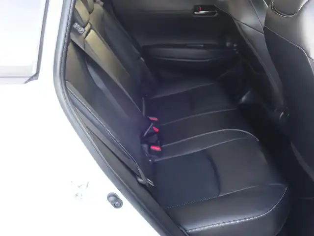 トヨタ カローラ クロス GRスポーツ 静岡県 2025(令7)年 0.1万km プラチナホワイトパールマイカ 《カローラクロス　GRスポーツ》/ワンオーナー／禁煙車/走行距離1千キロ/車検R10年9月3日/225/45/R19ブラック塗装アルミホイル/ブラインドスポットモニター/安心降車アシスト/パーキングサポートブレーキ/トヨタチームメイト/セーフティセンス/　・プリクラッシュセーフティ/　・レーントレーシングアシスト/　・レーンディパーチャーアラート/　・レーダークルーズコントロール/　・オートマチックハイビーム/　・ロードサインアシスト/　・ドライバー異常時対応システム/　・プロアクティブドライビングアシスト/　・発進遅れ告知機能/コネクティッドナビ対応10.5インチディスプレイオーディオプラス/全方位モニター/録画機能付きドライブレコーダー/ETC2.0/12.3インチフル液晶/前席シートヒーター/アームレスト/アルミペダル/LEDヘッドライト／シーケンシャルランプ/純正フロアマット/取扱説明書／保証書