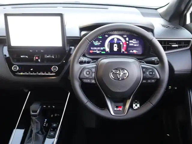 トヨタ カローラ クロス GRスポーツ 静岡県 2025(令7)年 0.1万km プラチナホワイトパールマイカ 《カローラクロス　GRスポーツ》/ワンオーナー／禁煙車/走行距離1千キロ/車検R10年9月3日/225/45/R19ブラック塗装アルミホイル/ブラインドスポットモニター/安心降車アシスト/パーキングサポートブレーキ/トヨタチームメイト/セーフティセンス/　・プリクラッシュセーフティ/　・レーントレーシングアシスト/　・レーンディパーチャーアラート/　・レーダークルーズコントロール/　・オートマチックハイビーム/　・ロードサインアシスト/　・ドライバー異常時対応システム/　・プロアクティブドライビングアシスト/　・発進遅れ告知機能/コネクティッドナビ対応10.5インチディスプレイオーディオプラス/全方位モニター/録画機能付きドライブレコーダー/ETC2.0/12.3インチフル液晶/前席シートヒーター/アームレスト/アルミペダル/LEDヘッドライト／シーケンシャルランプ/純正フロアマット/取扱説明書／保証書