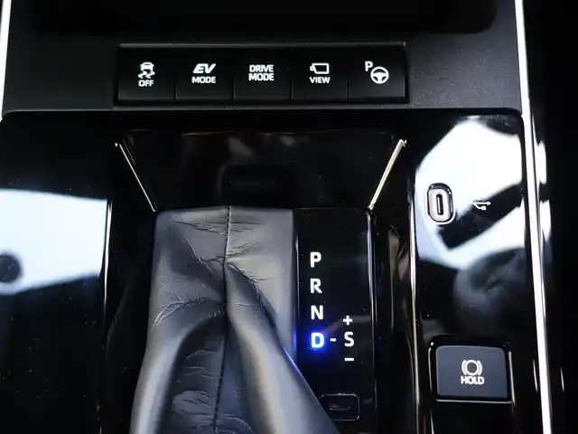 トヨタ カローラ クロス GRスポーツ 静岡県 2025(令7)年 0.1万km プラチナホワイトパールマイカ 《カローラクロス　GRスポーツ》/ワンオーナー／禁煙車/走行距離1千キロ/車検R10年9月3日/225/45/R19ブラック塗装アルミホイル/ブラインドスポットモニター/安心降車アシスト/パーキングサポートブレーキ/トヨタチームメイト/セーフティセンス/　・プリクラッシュセーフティ/　・レーントレーシングアシスト/　・レーンディパーチャーアラート/　・レーダークルーズコントロール/　・オートマチックハイビーム/　・ロードサインアシスト/　・ドライバー異常時対応システム/　・プロアクティブドライビングアシスト/　・発進遅れ告知機能/コネクティッドナビ対応10.5インチディスプレイオーディオプラス/全方位モニター/録画機能付きドライブレコーダー/ETC2.0/12.3インチフル液晶/前席シートヒーター/アームレスト/アルミペダル/LEDヘッドライト／シーケンシャルランプ/純正フロアマット/取扱説明書／保証書