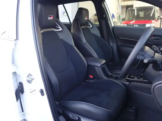 トヨタ カローラ クロス GRスポーツ 静岡県 2025(令7)年 0.1万km プラチナホワイトパールマイカ 《カローラクロス　GRスポーツ》/ワンオーナー／禁煙車/走行距離1千キロ/車検R10年9月3日/225/45/R19ブラック塗装アルミホイル/ブラインドスポットモニター/安心降車アシスト/パーキングサポートブレーキ/トヨタチームメイト/セーフティセンス/　・プリクラッシュセーフティ/　・レーントレーシングアシスト/　・レーンディパーチャーアラート/　・レーダークルーズコントロール/　・オートマチックハイビーム/　・ロードサインアシスト/　・ドライバー異常時対応システム/　・プロアクティブドライビングアシスト/　・発進遅れ告知機能/コネクティッドナビ対応10.5インチディスプレイオーディオプラス/全方位モニター/録画機能付きドライブレコーダー/ETC2.0/12.3インチフル液晶/前席シートヒーター/アームレスト/アルミペダル/LEDヘッドライト／シーケンシャルランプ/純正フロアマット/取扱説明書／保証書